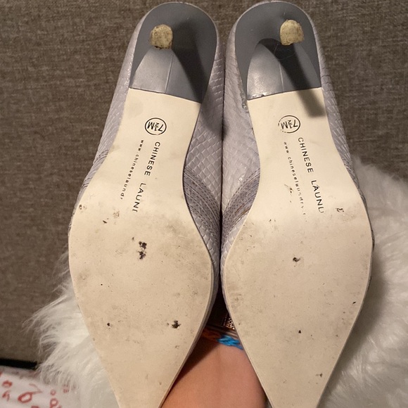 Gorgeous Chinese Laundry gray snake pointy toe heels - Picture 5 of 7